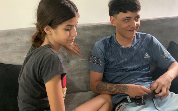 TUflacasex123: Üvey kız kardeşimle evde oynuyorum sikişiyor