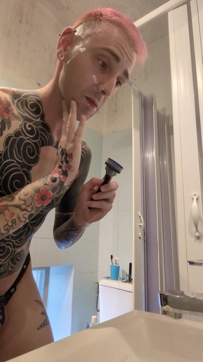 Pupdan: Oholená jako otrok - nucena poslouchat v kleci