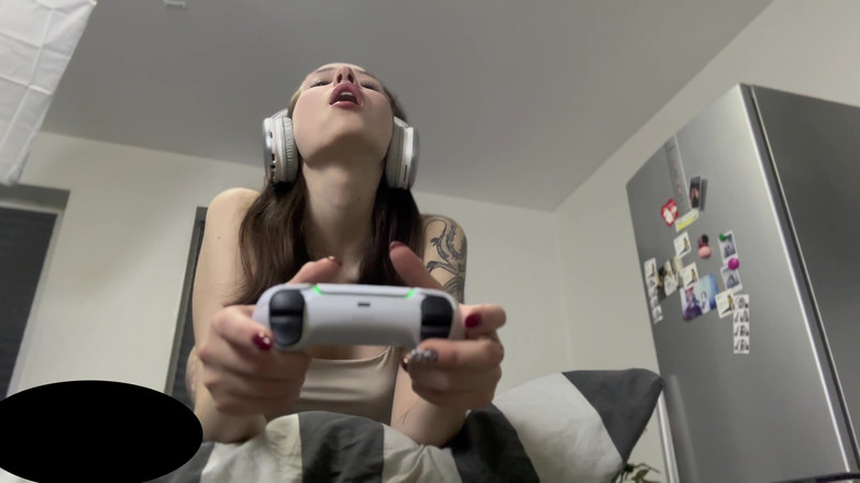 HannahKim: Zatímco kráska hrála tanky, já jsem ji šukal, krásný zadek