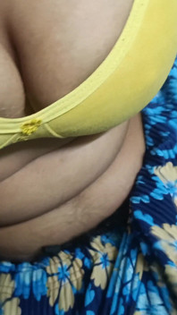 Žlutá barva podprsenky ukazuje její muskmelon s nevlastním bratrem