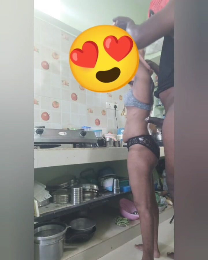 Tamilnaduu: Hintli üvey kız kardeş mutfakta yemek pişiriyor üvey erkek kardeşi tarafından sikiliyor...