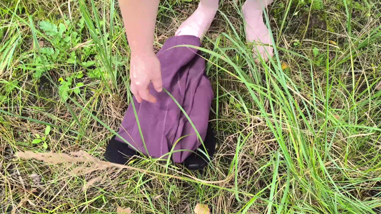 Bouncy Tits Action: Strip naakt op de parkeerplaats voor vrachtwagens om tieten te...