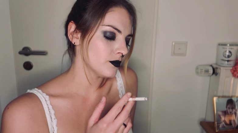 Naughty Natascha: 性感吸烟全白