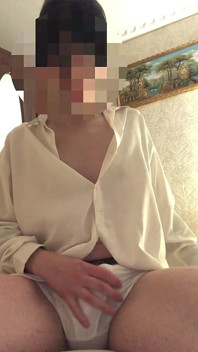 Jovem twink mostra os pés e se masturba para a câmera