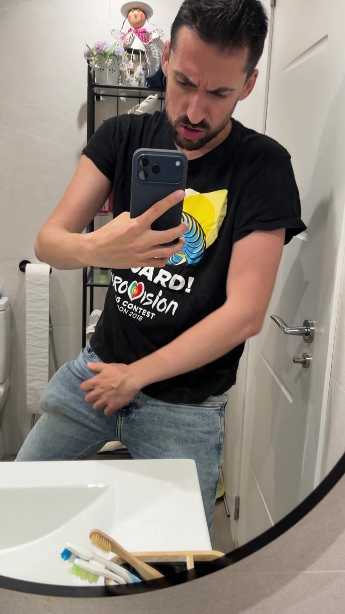 Liam Harding: Maduro Se Pajea En Baño Público