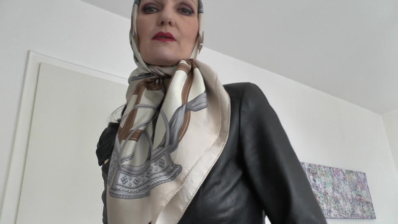 Lady Victoria Valente: Beau défilé de mode de foulards en soie, JOI, Lady...