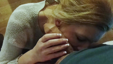 vuana: Si jalang blonde submisif di lututnya melakukan apa yang dia...