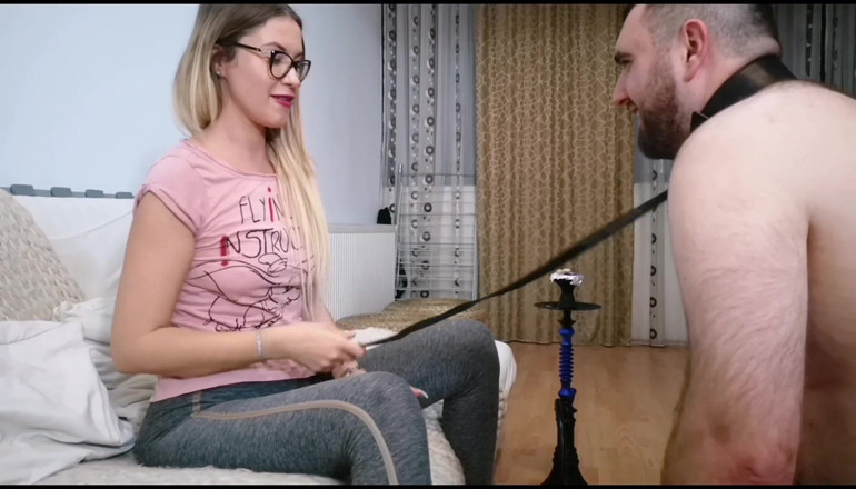 Erotic Tanya: Scoregge e fumo in bocca