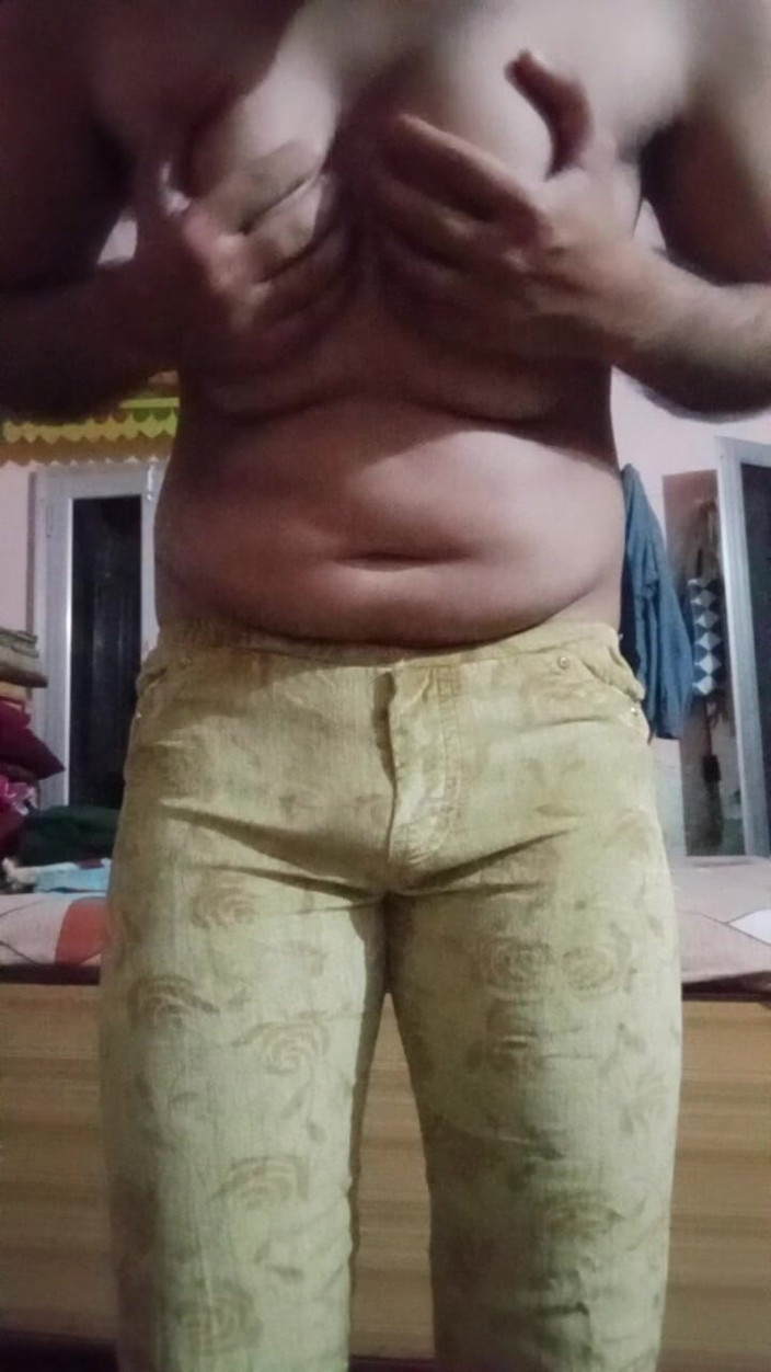 Gaurisissy: 印度同性恋变装者gaurisissy穿着牛仔裤T恤压并玩弄她的大胸部