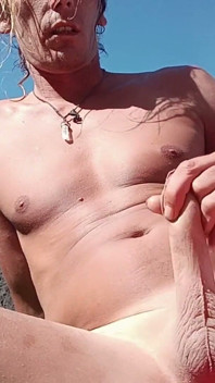 Sexy Chlap Na Pláži Masturbuje a Polyká Své Sperma.