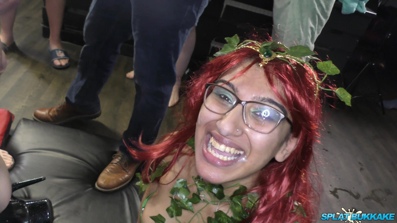 Gangbang team: Cosplay freundinnen Desi und samantha teilen schwänze und sperma