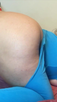 CAMGIRL MIT RUNDER ARSCH WIRD VOR DER KAMERA VERRÜCKT!! TOLLES SPERMA HIER!