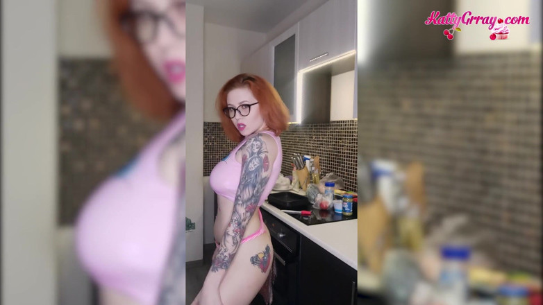 Katty Grray: Schönes teen kocht nackt nach dem aufwachen