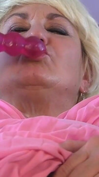 Peituda Loira GILF Dana Hayes Fode Sua Boceta Com Um Vibrador Rosa