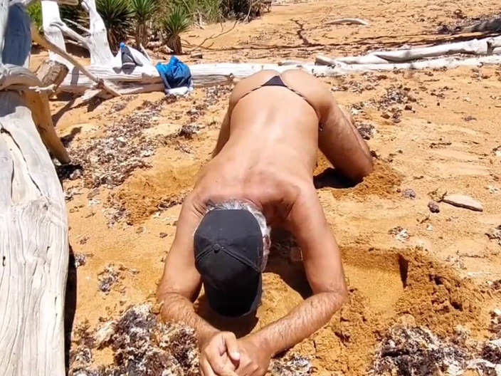 Ladysilvas: Ladysilva穿着性感内裤在海滩上炫耀她的热辣屁股