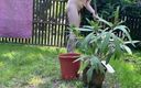 Cute Blonde 666: Chica peluda desnuda en la jardinería al aire libre