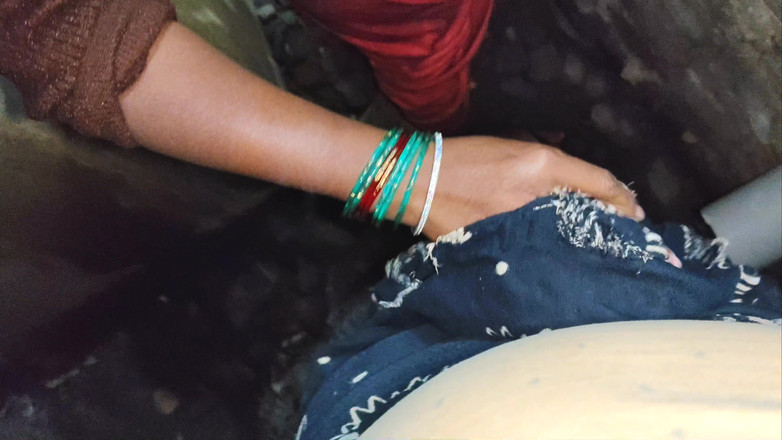 Premi pooja: 義兄の妻が私が自慰をしているのを見て、とても興奮して、義理の義兄のバービーの前で自慰をしました。