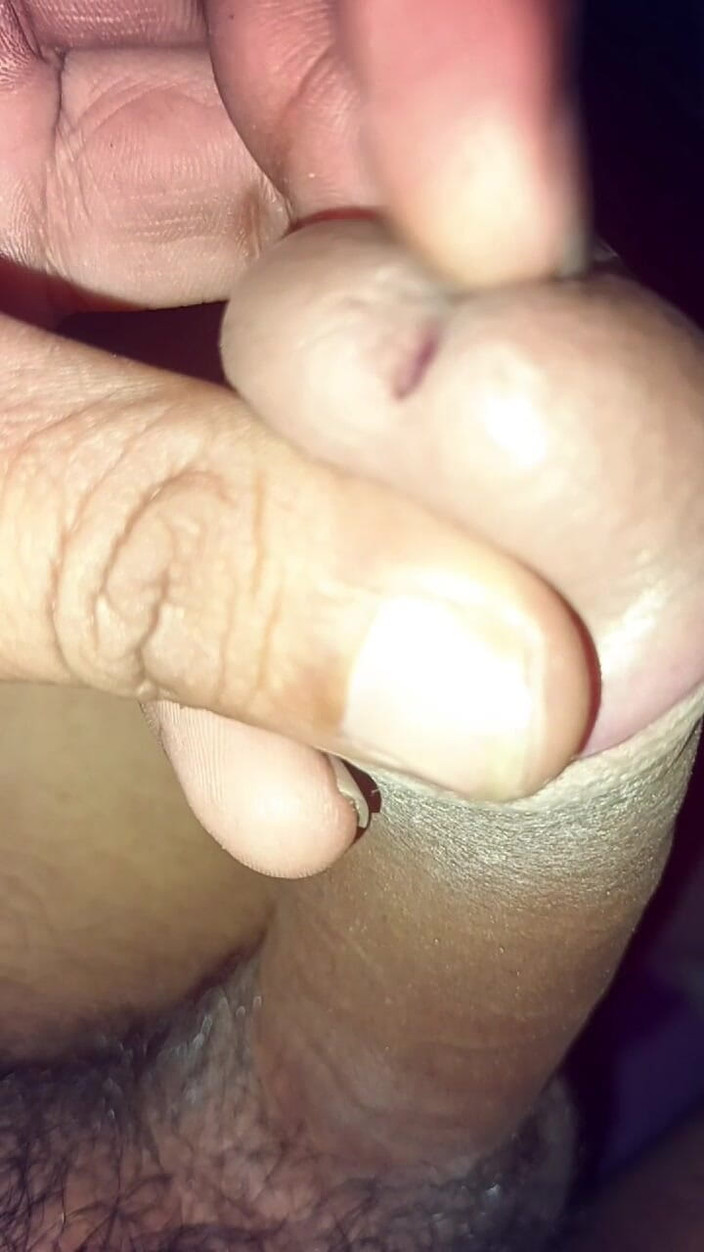 Luckky: Indický mladý chlapec ukazuje svého tvrdého ptáka