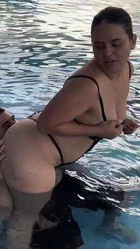 Beccato i miei amici a masturbarsi con me in piscina
