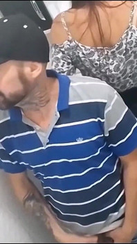 Fata Obraznică Intră În Baia Bărbaților a Barului!