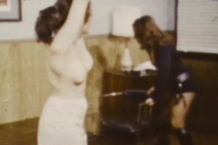Vintage Babes: Retro Mistress ฝึกทาสด้วยแส้และดิลโด้วินเทจ