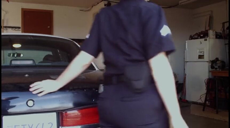 Radical Lesbian: Sert kadın polis bir kadını kullanıyor