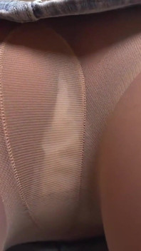 あのいたずら好きな隣人の女性たちが、ストッキングや曲線美、危険な視線で私をからかう - パート2