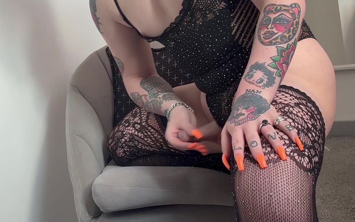 mothplayboy: Femboy se corre en medias