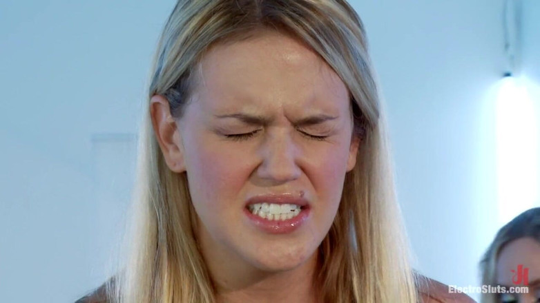 Electrosluts by Kink: All Natural Cutie Pie, Roxy Raye, simte Electrosex pentru prima...