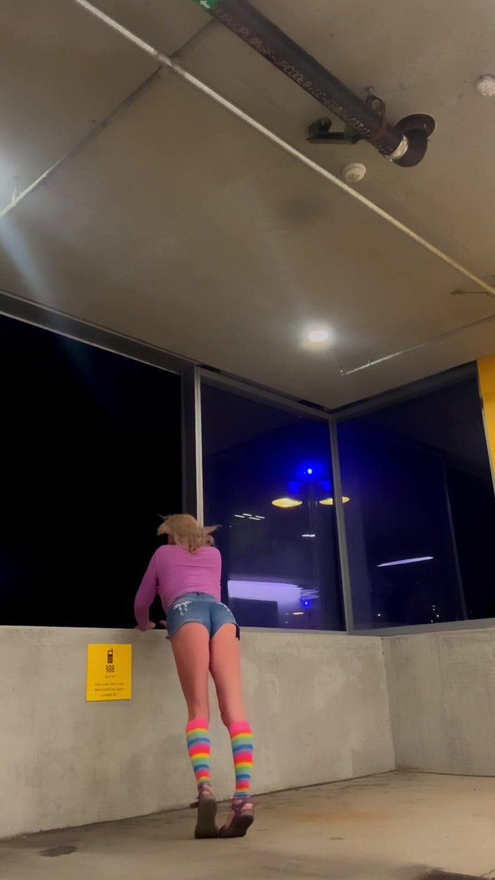 CindieLove: hot bahin short-shorts dauntaun paarking gairej