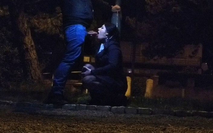 Toilet Mommy: Succhia il cazzo sotto la luce notturna