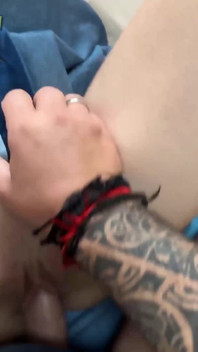 Fotto il tipo del ragazzo informatico mentre parla con mio marito al telefono