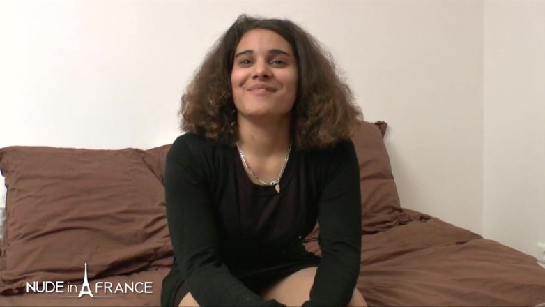 Nude in France: kaamuk phrench kutiya land chooste hue chodi jaati hai