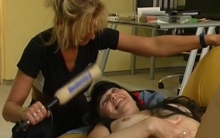 German Amateur Videos: Gadis remaja jerman nggak bisa berhenti fingering memeknya yang berbulu