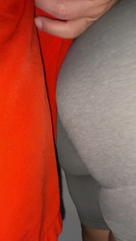 Fantasía: Una Chica Culona Toca Su Pene.