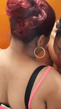 O surprind pe această matură sexy în baie să-mi sugă pula