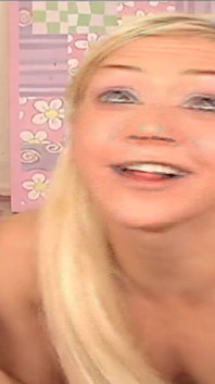 Blondes amerikanisches teenie-mädchen, das ihre muschi bis zum orgasmus fingert