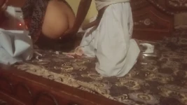 집에서 일하는 동안 마누라를 괴롭히는 사랑스러운 남편