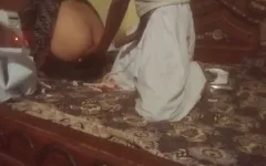 Um marido amoroso provocando sua esposa enquanto ela está trabalhando em casa