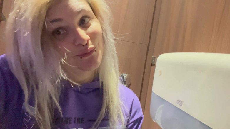EeveeXo: La ragazza della palestra fa pipì nel bagno pubblico