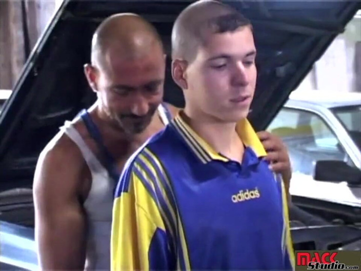 Gay hard: Gay hard - ragazzo scopato da due proprietari di garage