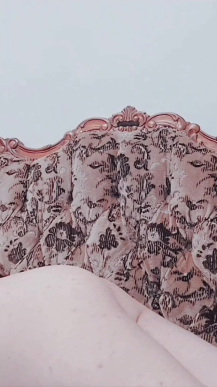 Kitty_Cross: 女神のように体の曲線を見せる誘惑的な女装者