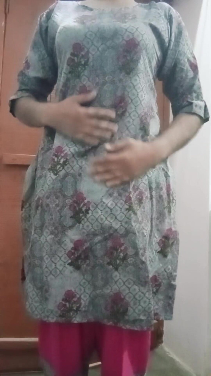 Gaurisissy: Indický gay crossdresser gaurisissy vypadá jako žena v domácnosti v Salwar...