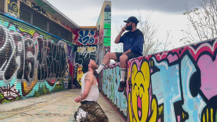 The Bearded Master: Kül tablası, sidik ve ayaklar. Sakallı usta fellball kullanıyor