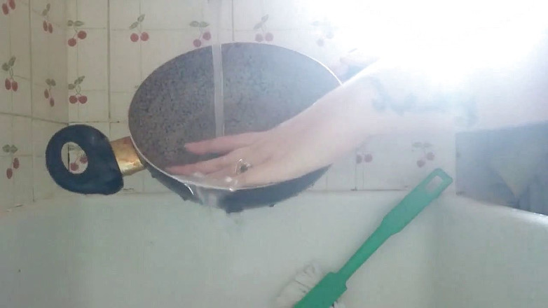 Nicoletta Embassi: Pencuci piring panas