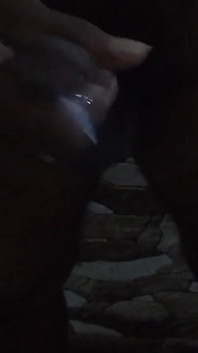 정원을 청소하던 삼촌이 저를 보고 내 손을 두드렸습니다.
