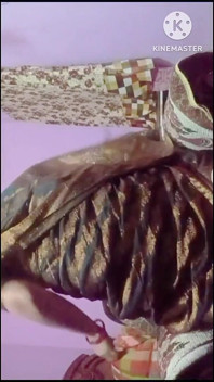 Ibu tiri India mengurut pantat besarnya yang seksi
