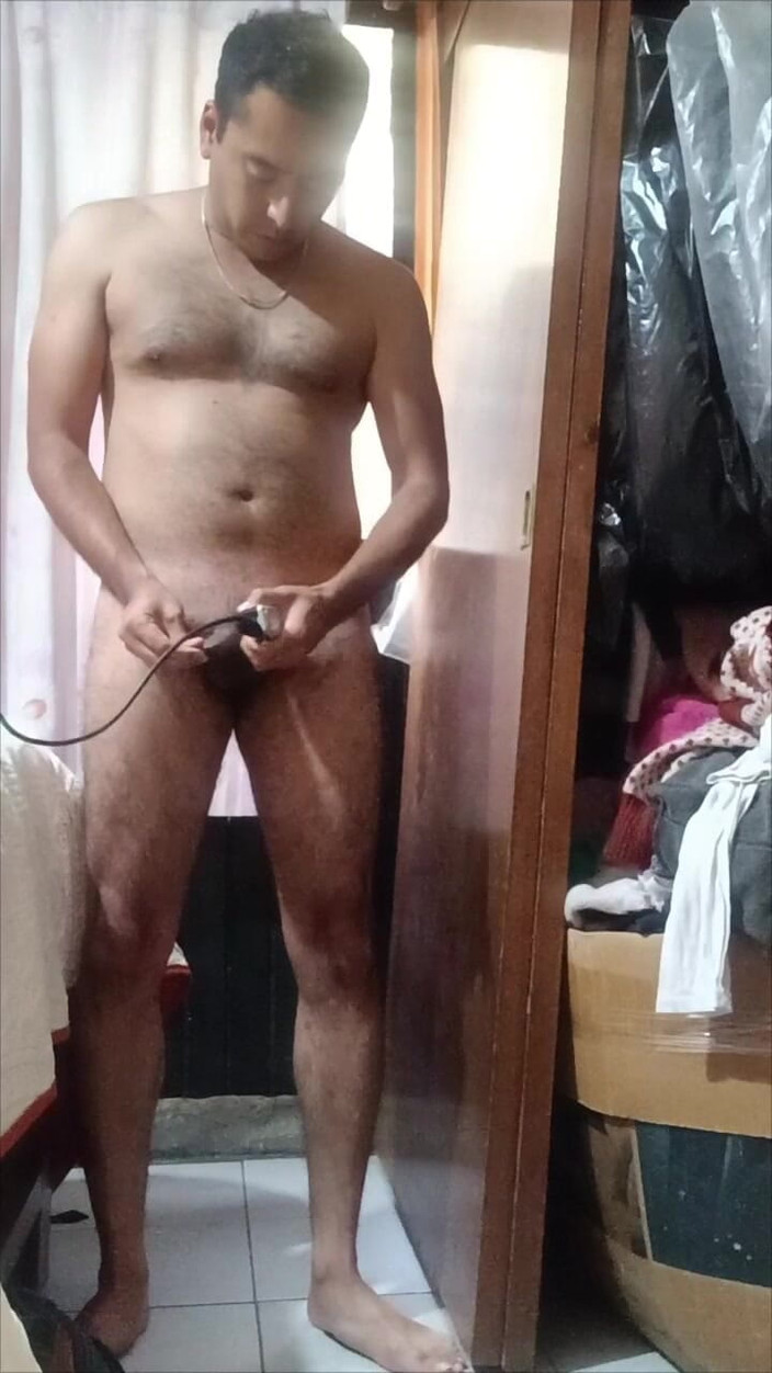 Nandozar92: Un homme hétéro se masturbe et montre son anus poilu