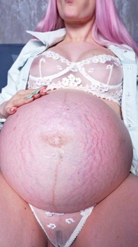Pre-gigantessa incinta