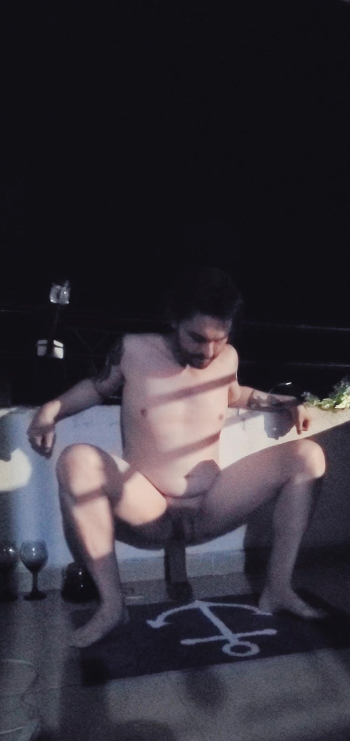 SlutClosetedfag: Ngentot kilat pakai dildo di balkon
